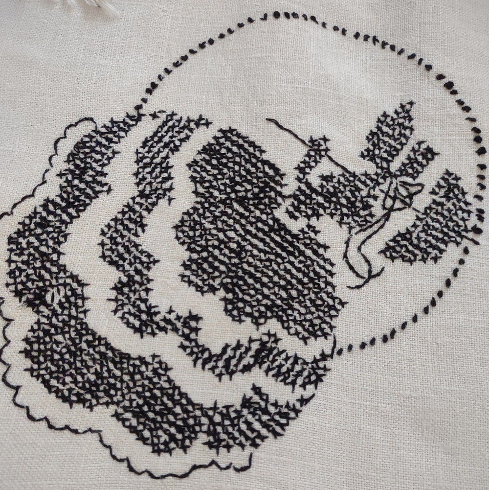 Hand Embroidered Tablecloth With Fringe - Picture 4 of 5
